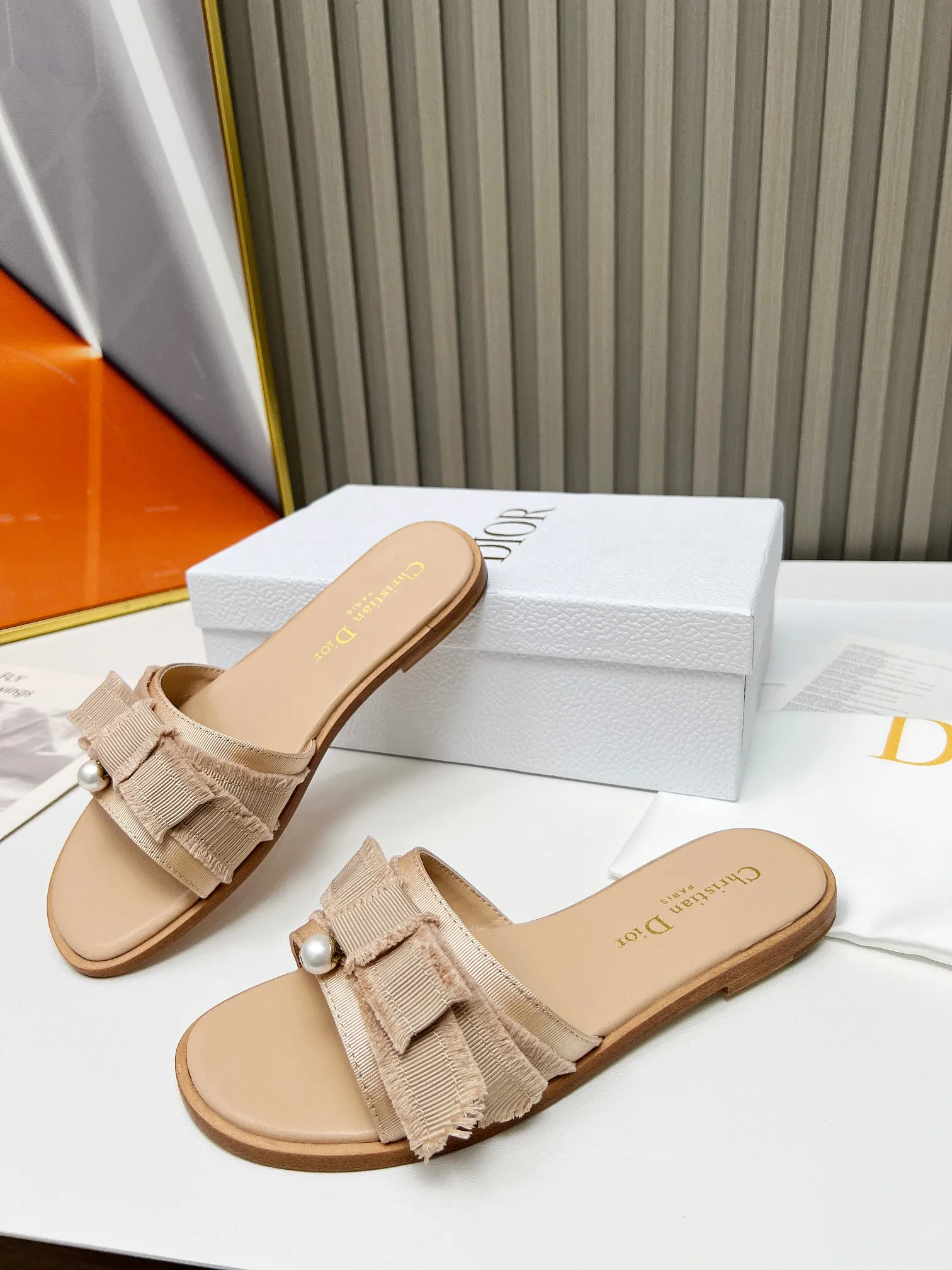 👟👟Ex-factory price 340👟👟 Genuine leather sole +40 DIOR purchasing grade Dior Dior new colors new elements DIOR spring and summer new round toe pearl open toe slippers, retro and versatile. The top version on the market. Upper: Original molded fabric Lining: Water-dyed sheepskin lining Size: #35-42 (40, 41, 42 custom-made, non-refundable)